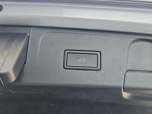 Used 2025 Volkswagen Atlas SE image 33