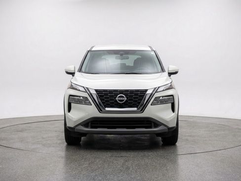 Used 2025 Nissan Rogue SV image 2