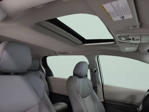 Used 2021 Toyota Sienna XLE FWD image 13