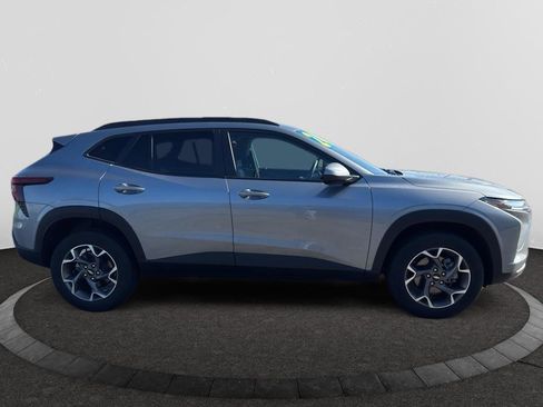 Used 2024 Chevrolet Trax LT FWD image 4