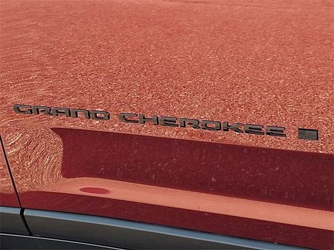 Used 2023 Jeep Grand Cherokee Altitude image 31