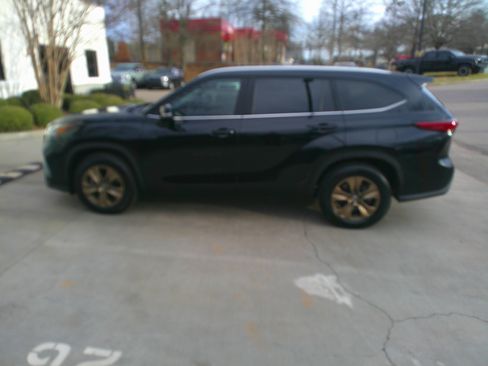 Used 2023 Toyota Highlander Bronze Edition image 14