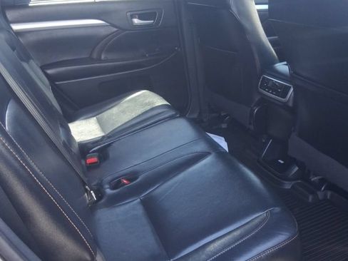 Used 2017 Toyota Highlander XLE AWD/4WD image 6