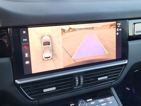 Used 2023 Porsche Cayenne Platinum Edition image 18