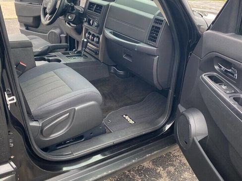 Used 2012 Jeep Liberty Sport AWD/4WD image 9