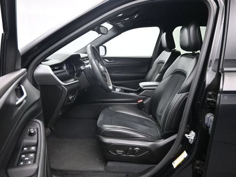 Used 2023 Jeep Grand Cherokee Altitude AWD/4WD image 21