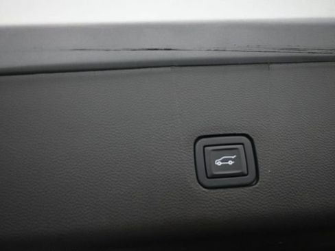 Used 2022 Chevrolet Traverse LT w/ LT Premium Package FWD image 9