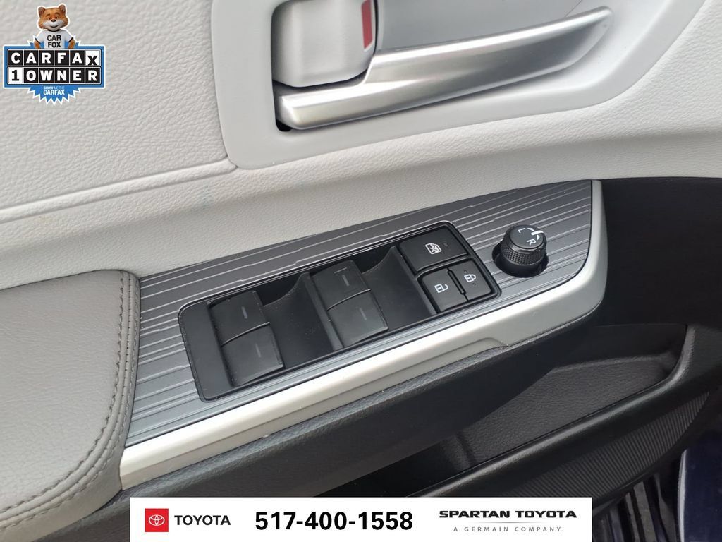 Used 2025 Toyota Sienna XLE FWD image 16
