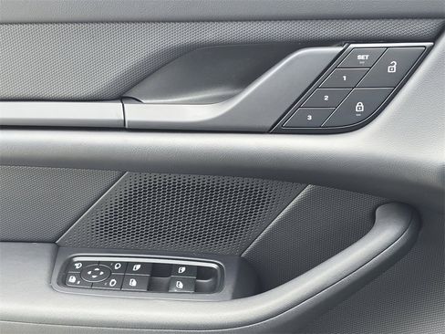 Used 2023 Porsche Taycan image 31