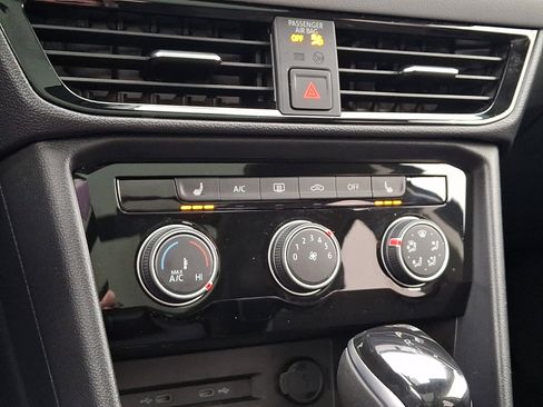 Certified 2023 Volkswagen Taos SE w/ Panoramic Sunroof Package image 16