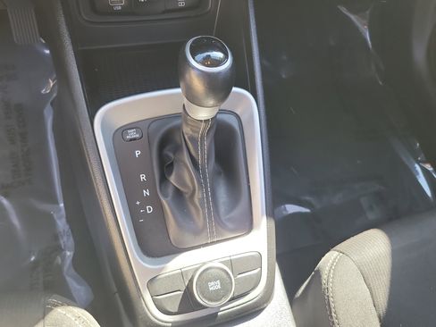 Used 2024 Hyundai Venue SEL image 25