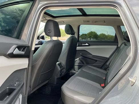 Used 2023 Volkswagen Taos SE w/ Panoramic Sunroof Package FWD image 11