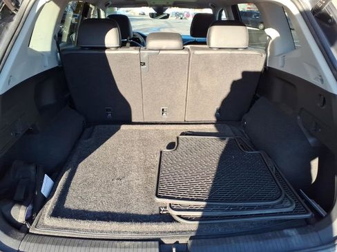 Used 2022 Volkswagen Tiguan SE w/ Panoramic Sunroof Package image 27