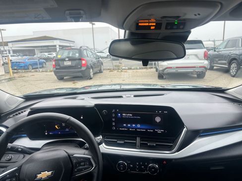 Used 2025 Chevrolet Trax LT w/ LT Convenience Package image 34