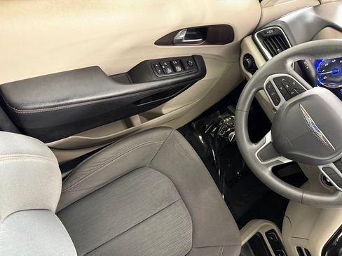 Used 2017 Chrysler Pacifica Touring FWD image 28