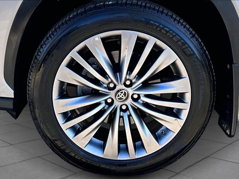 Used 2021 Toyota Highlander Platinum image 11