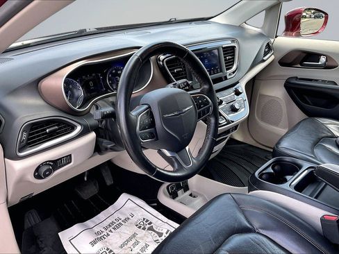 Used 2019 Chrysler Pacifica Touring-L w/ Tire & Wheel Group FWD image 14