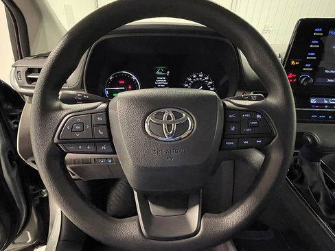 Used 2024 Toyota Sienna LE FWD image 33