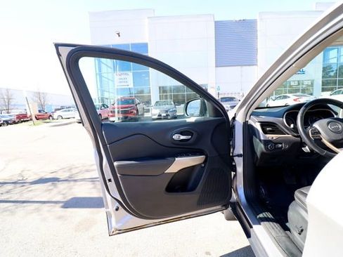 Used 2018 Jeep Cherokee Limited image 34