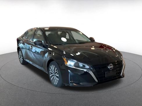 Used 2025 Nissan Altima 2.5 SV image 3