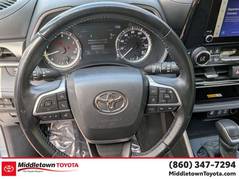 Certified 2024 Toyota Highlander XLE image 17