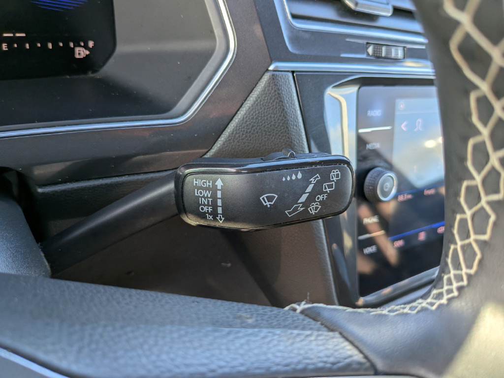 Certified 2023 Volkswagen Tiguan SE R-Line FWD image 31