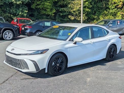 Used 2025 Toyota Camry SE image 3