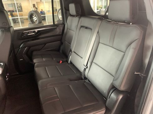 Used 2025 Chevrolet Suburban RST w/ Comfort Package RWD image 19