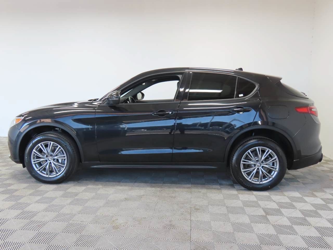 Used 2023 Alfa Romeo Stelvio Sprint RWD image 5
