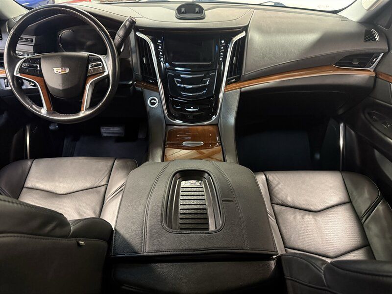 Used 2018 Cadillac Escalade Luxury AWD/4WD image 15