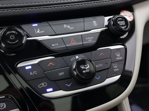 Used 2023 Chrysler Pacifica Limited FWD image 21