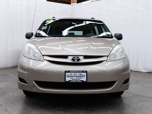 Used 2010 Toyota Sienna CE FWD image 2