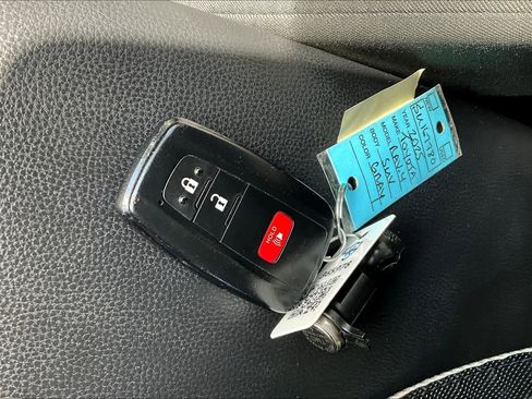 Used 2025 Toyota RAV4 XLE AWD/4WD image 17