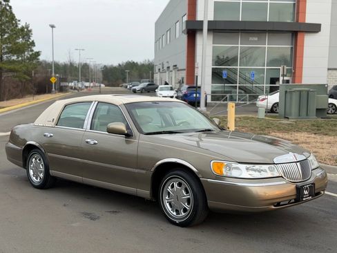 Used 2001 Lincoln Town Car Signature image 2