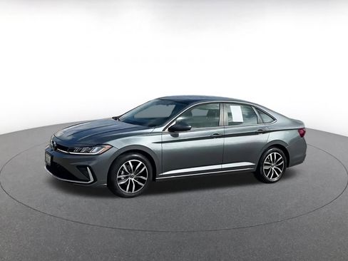 Used 2025 Volkswagen Jetta SE image 11