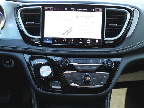 Used 2025 Chrysler Pacifica Limited image 16