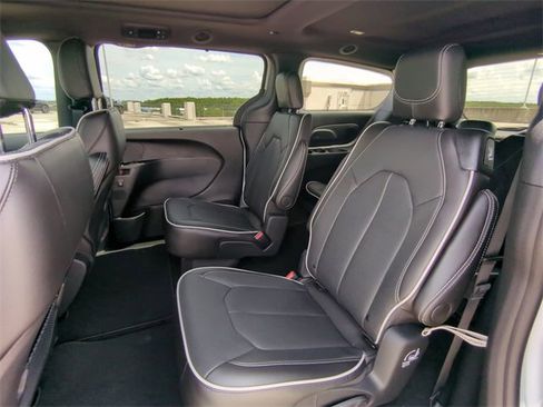 New 2026 Chrysler Pacifica Limited w/ S Appearance Package image 17