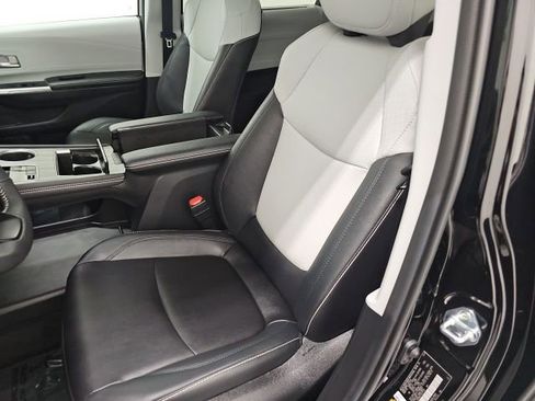 Used 2025 Toyota Sienna XSE FWD image 14