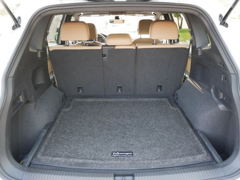 Certified 2023 Volkswagen Tiguan SE R-Line AWD/4WD image 18