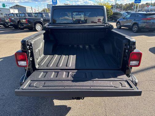 Used 2023 Jeep Gladiator Sport AWD/4WD image 7
