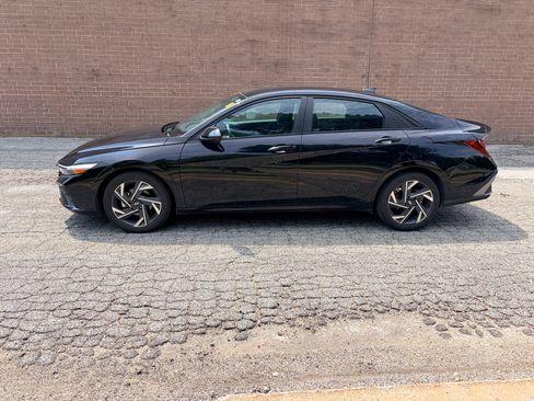 Used 2025 Hyundai Elantra Sport FWD image 18