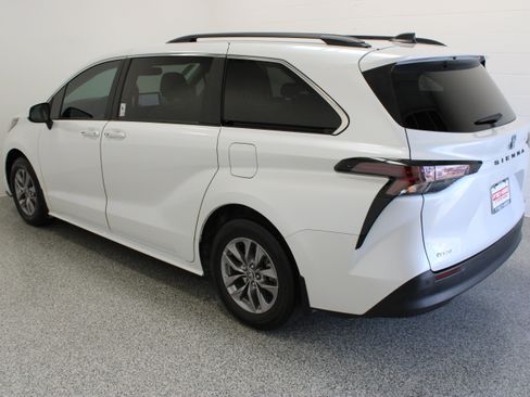 Used 2025 Toyota Sienna XLE FWD image 9
