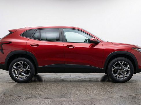 Used 2025 Chevrolet Trax LT w/ LT Convenience Package image 11