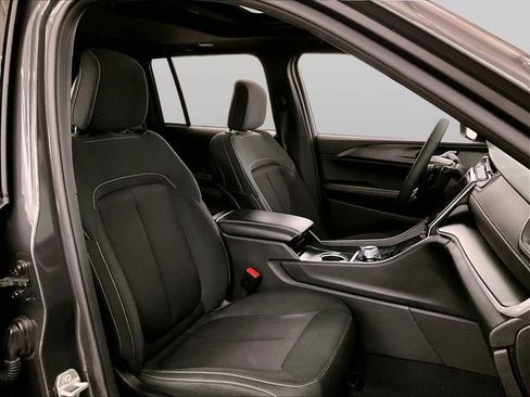 Used 2025 Jeep Grand Cherokee Laredo X w/ Luxury Tech Group I AWD/4WD image 7