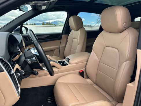 Certified 2023 Porsche Cayenne image 5