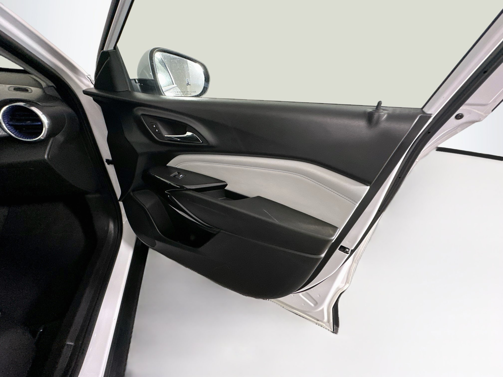 Used 2025 Chevrolet Trax LT FWD image 30