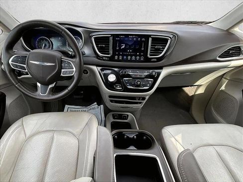 Used 2018 Chrysler Pacifica Touring-L Plus image 16