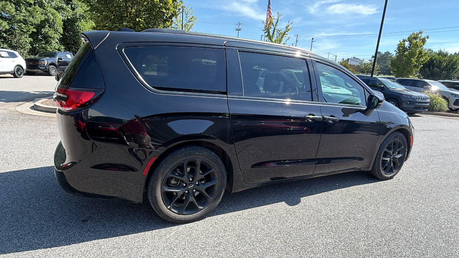 Used 2025 Chrysler Pacifica Limited FWD image 8