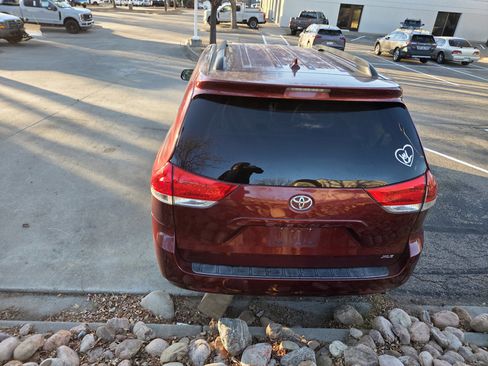 Used 2012 Toyota Sienna XLE image 6