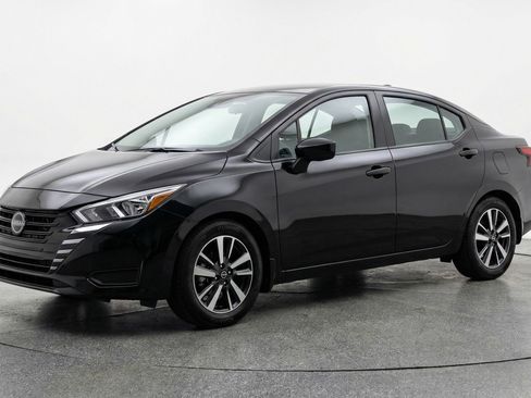 Used 2025 Nissan Versa SV image 3